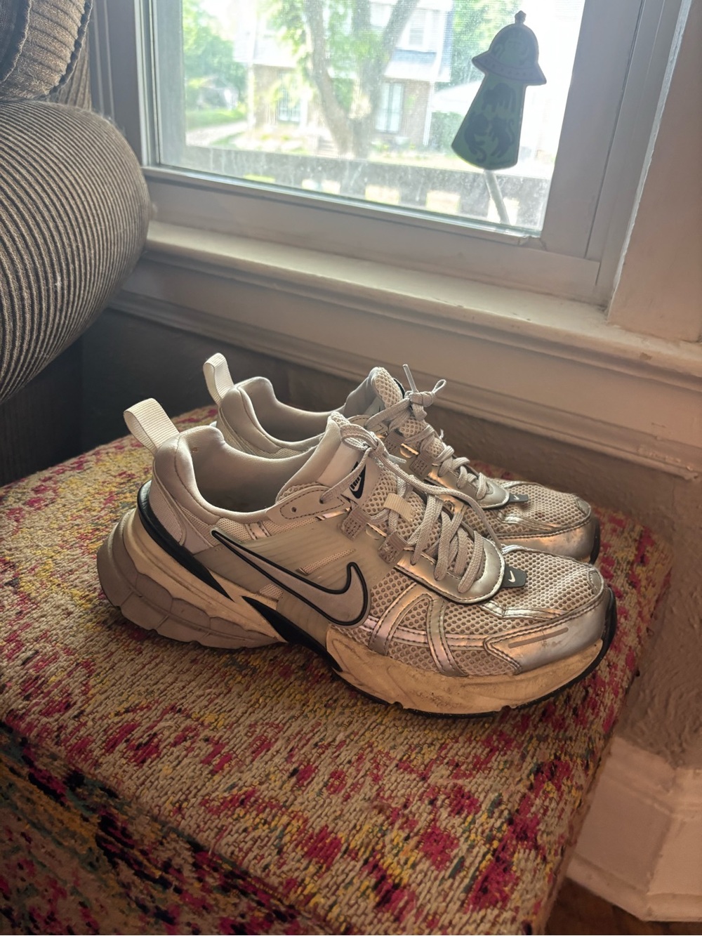 Nike V2K Run in Summit White/ Pure Platinum/ Metallic Silver Size 9 - Picture 3 of 5